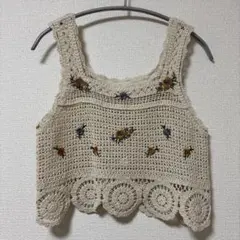 刺繍入りクリーム色ニットベスト