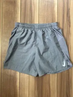 Nike グレー ショートパンツ　メンズM