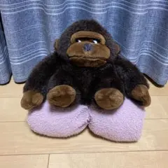 ゴリラのぬいぐるみ。