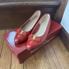 フェラガモ パンプス　レッド　赤　美品