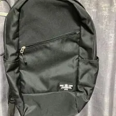 シンプルな黒のバックパック