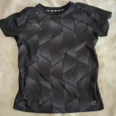 PUMA ブラック ジオメトリックTシャツ