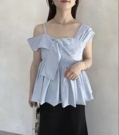 thevon オフショルダーリボントップス ライトブルー　アシメ