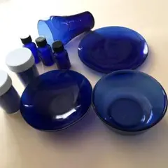 コバルトブルーの食器とパウダー