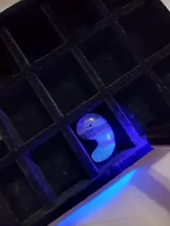 バイカラーフローライト　勾玉　蛍光
