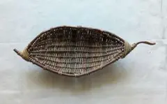 手編みの葉型バスケット