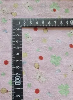 【34】ウサギと風船淡いピンク綿麻混っぽい生地幅102cmx57cm