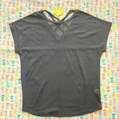 ブラック　Vネック クロスストラップ Tシャツ M〜L