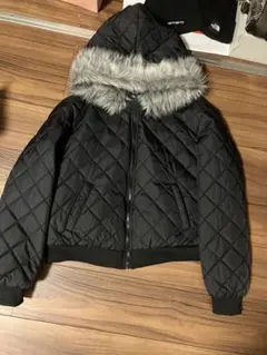 黒いファー付きキルティングジャケット