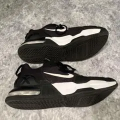 エアクッション付きブラックスニーカー