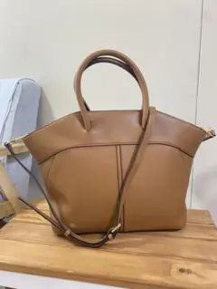 ショルダーストラップ付きハンドバッグ