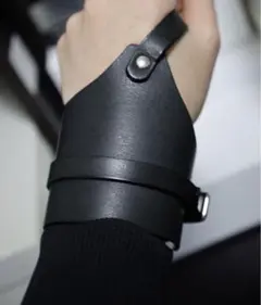 Maison Martin Margiela 11 レザーリストバンド　バングル 美品 20SS 型押し レザー ブレスレット バングル ロゴ 黒