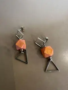 幾何学デザインのオレンジピアス