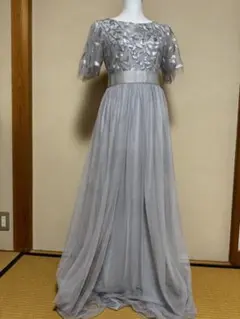 グレーの刺繍入りロングドレス