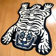 チベタンタイガー風　カーペット　ラグマット　トラ　虎 ホワイト 白 新品