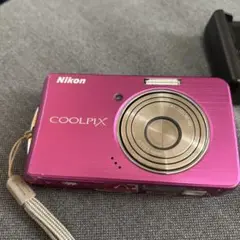 Nikon COOLPIX ピンク デジタルカメラ　ケース付き