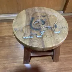 木製小さな椅子　象の彫刻