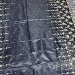 ネイビー紺地に白つるバラ柄　ポリエステル100% お洋服にテーブルセンターに