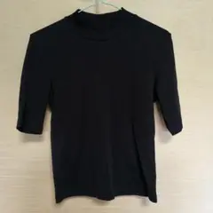 ユニクロ　黒のハイネック半袖Tシャツ　ストレッチあり