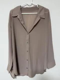 ベージュの長袖シャツ Mサイズ