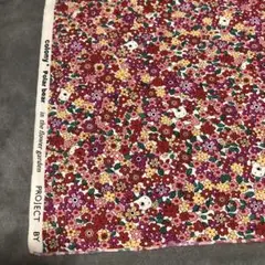 お花畑の中にホッキョクグマ柄 綿生地