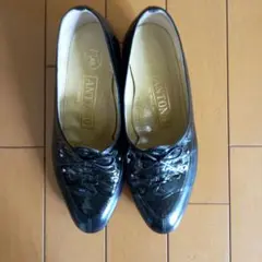 黒の革とエナメルのコンビが素敵なローヒール