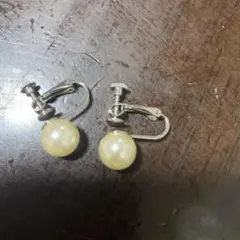 パールと花デザインのイヤリングセット