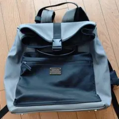 HUND RED グレーとブラックのロールトップリュック