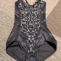 黒の刺繍入りボディスーツ