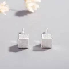 スクエアピアス