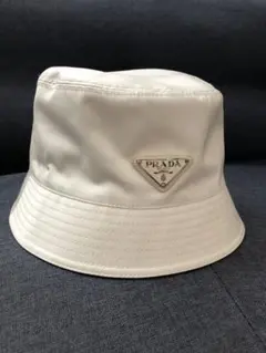 PRADA バケットハット ホワイト 白 トライアングルロゴ プレート