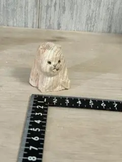 木彫り小さな猫座ってこっち見てる