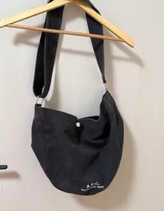 アーペーセー ブラック ショルダーバッグ