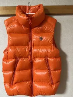 パーリーゲーツのダウンベストになります。