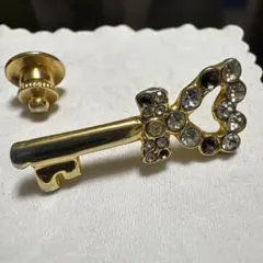 鍵型クリスタル装飾ピンバッチ