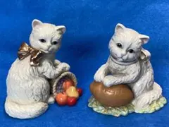 レノックス　フルーツバスケット、ボールを抱く陶器製 白い猫の置物 2体セット