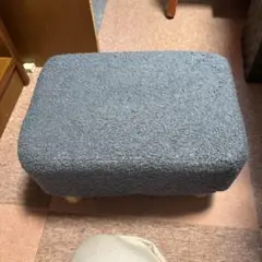 グレーの布製オットマン