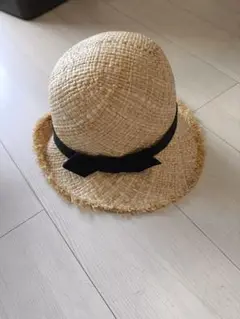 mie scarpe ベージュ 麦わら帽子 黒リボン