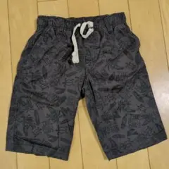 黒いパターン入りサーフパンツ