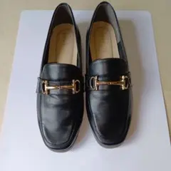 黒のレザー ローファー ゴールドバックル