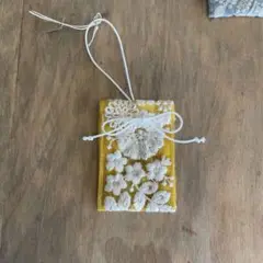 御守り袋　ハンドメイド　黄色（メッセージをしたためで入れる事ができます）