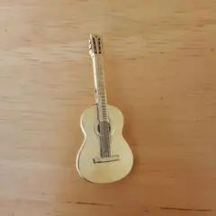 ブローチ　アコースティックギター　金色