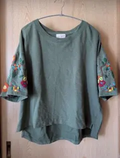 ◇チチカカ◇袖に刺繍入りオリーブグリーンTシャツ　free size