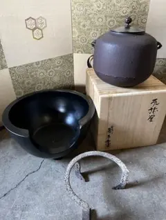 美品 茶道具 崇雲造 黒真塗 眉風炉 底板 前瓦 五徳 御羽箒枝炭6点セット紙箱 美品 茶道具 崇雲造 黒真塗 眉風炉 底板 前瓦 五徳 御