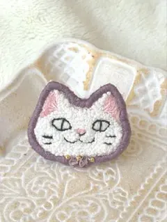 刺繍ブローチ　＊白猫さん＊