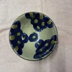 青と黄の模様の陶器製ボウル