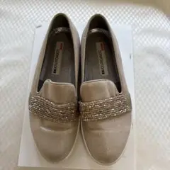 COMFORTSITO ビジュー付きスリッポン シャンパンゴールド