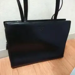 プラダ 黒 革 ハンドバッグ クラシカル