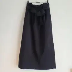 リボン付き黒タイトスカート