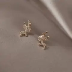 新品未使用／鹿ピアス／ゴールド色／両耳用／ピアス／ミニピアス／2個セット